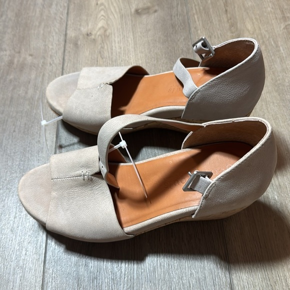 Gentle Souls by Kenneth Cole Vera Leather Wedge Sandal - Picture 6 of 11